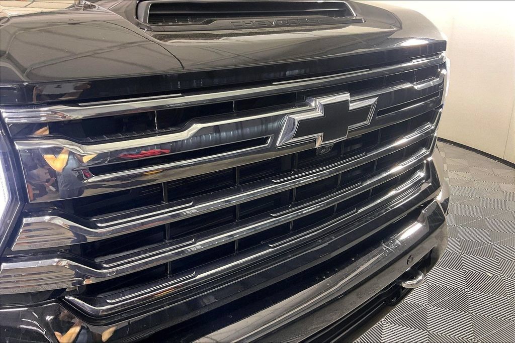 Used 2024 Chevrolet Silverado 2500 High Country w/ High Country Premium Package AWD/4WD image 38