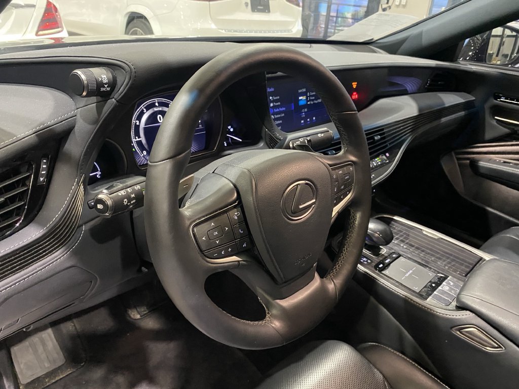 Used 2019 Lexus LS 500 w/ Accessory Package (Z2) RWD image 3