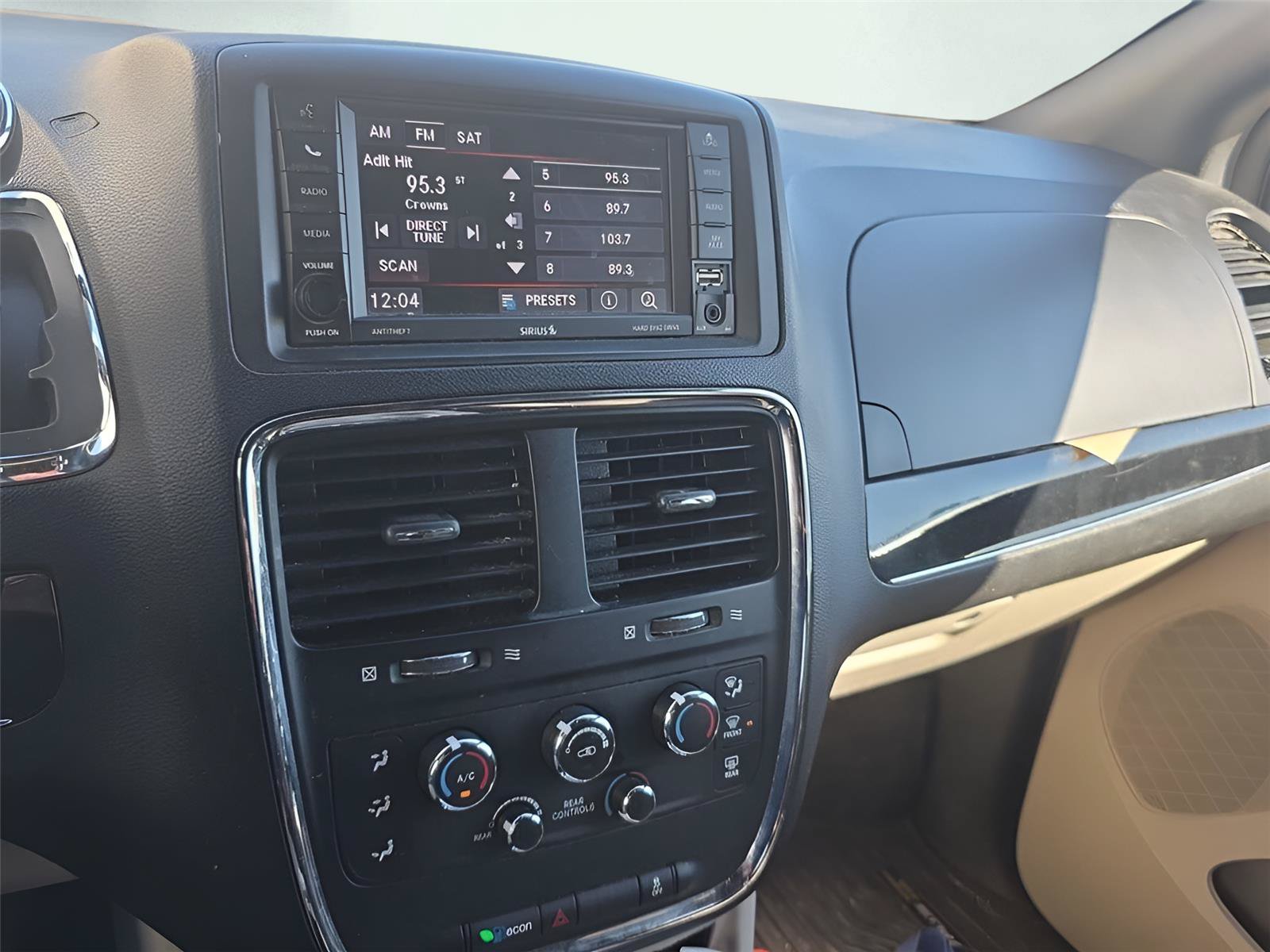 Used 2019 Dodge Grand Caravan SXT FWD image 12