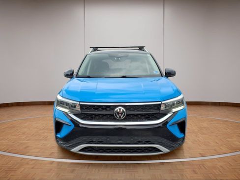 Used 2024 Volkswagen Taos SE w/ Panoramic Sunroof Package FWD image 2