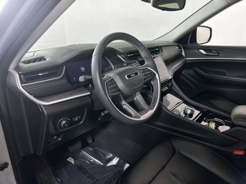 Used 2023 Jeep Grand Cherokee Limited AWD/4WD image 9