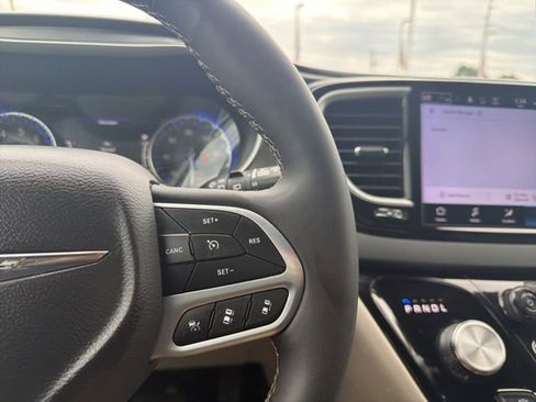 Used 2024 Chrysler Pacifica Touring-L FWD image 38
