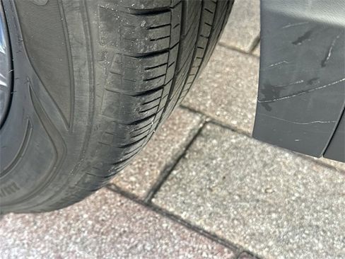 Certified 2022 Volkswagen Tiguan SE w/ Panoramic Sunroof Package image 11