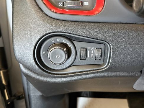 Used 2017 Jeep Renegade Trailhawk w/ Premium Trailhawk Package image 17