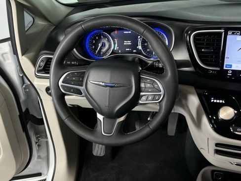 Used 2024 Chrysler Pacifica Touring-L image 21