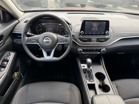Used 2025 Nissan Altima 2.5 SV image 15