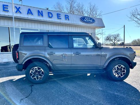 New 2025 Ford Bronco Outer Banks image 9
