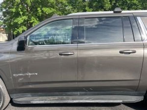 Used 2021 Chevrolet Suburban LT image 4