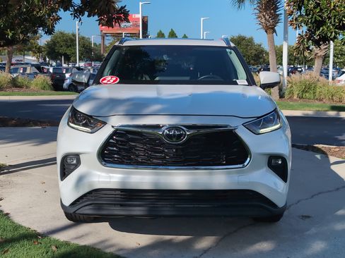 Used 2023 Toyota Highlander Limited FWD image 3