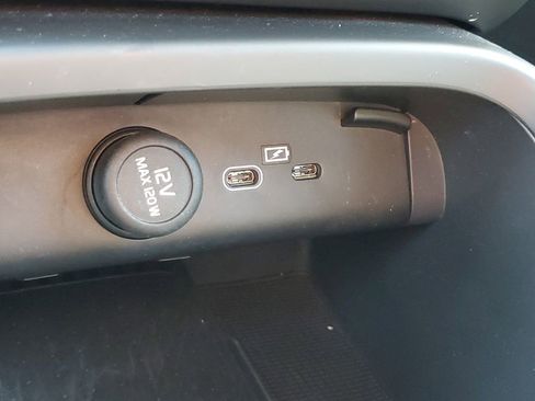 Used 2024 Volvo XC40 B5 Core AWD/4WD image 33