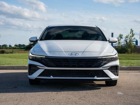 Used 2024 Hyundai Elantra SE FWD image 2