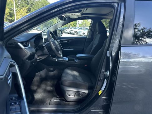 Used 2025 Toyota RAV4 XLE AWD/4WD image 2