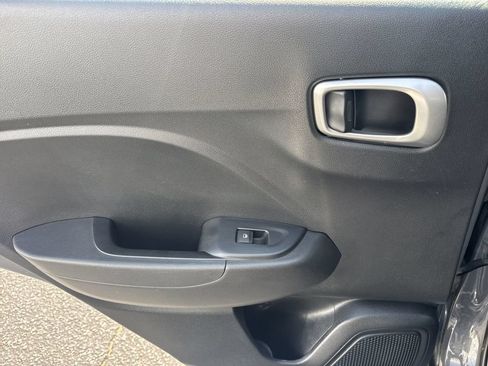 Used 2025 Hyundai Venue SE FWD image 21