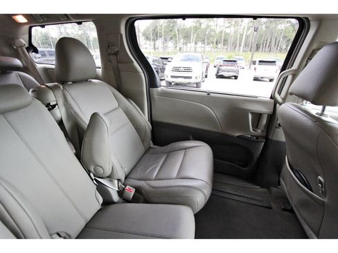 Used 2016 Toyota Sienna XLE Premium FWD image 14