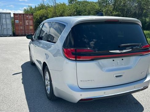 Used 2024 Chrysler Pacifica Touring-L FWD image 5