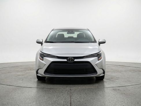 Used 2025 Toyota Corolla LE image 2