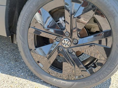 New 2026 Volkswagen Taos SE image 28