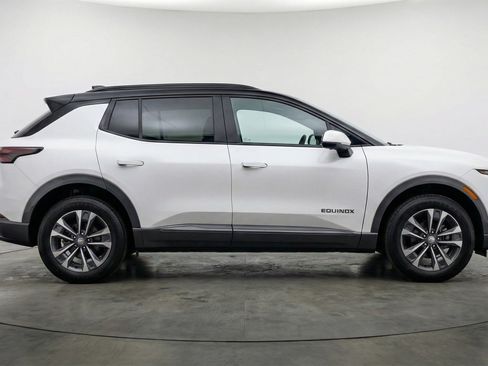 Used 2025 Chevrolet Equinox LT image 11