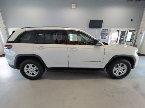 Used 2023 Jeep Grand Cherokee Laredo AWD/4WD image 6
