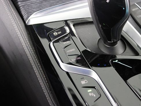 Used 2023 BMW 530e w/ M Sport Package image 12