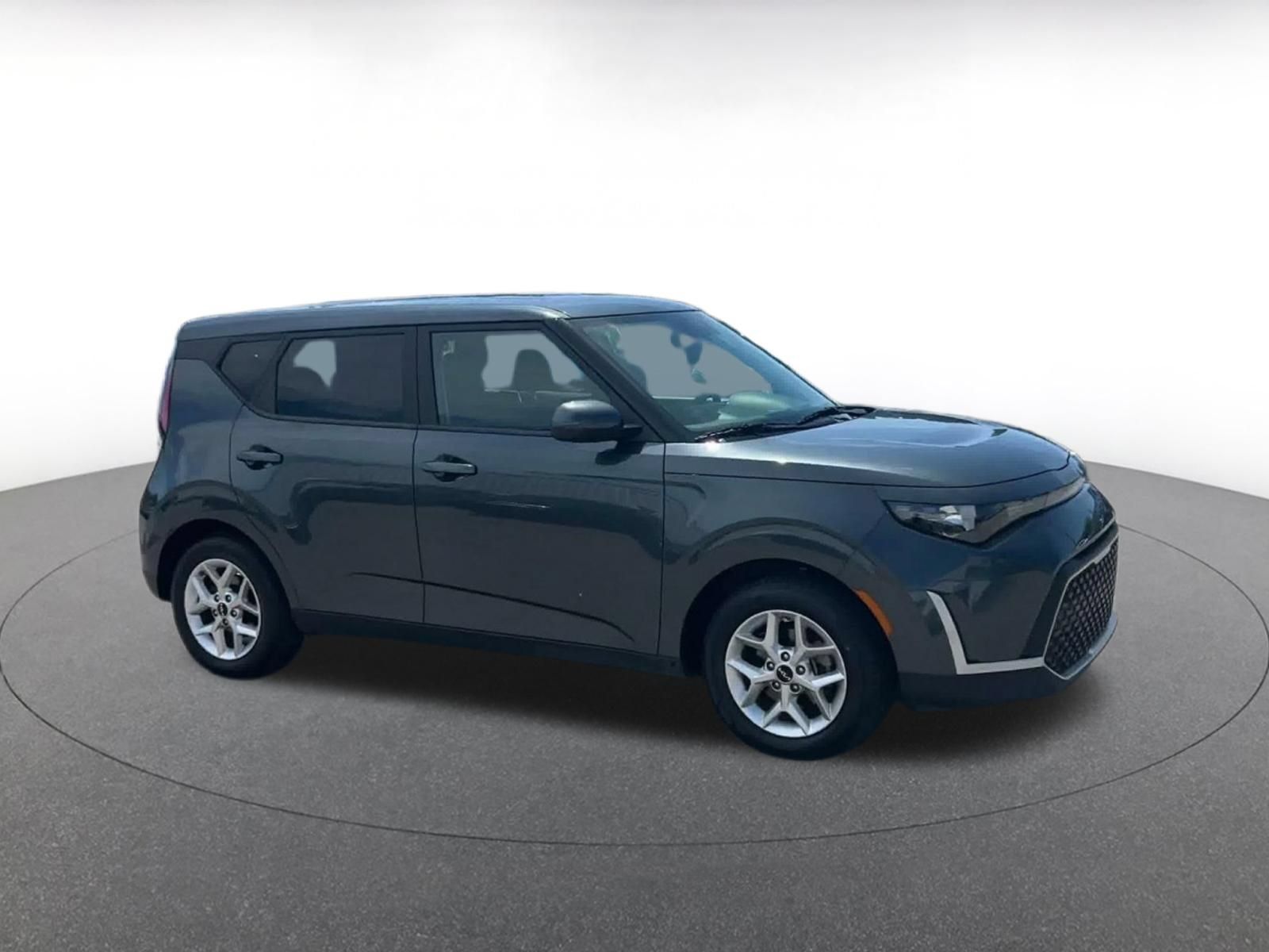 Used 2025 Kia Soul LX w/ LX Technology Package FWD image 2