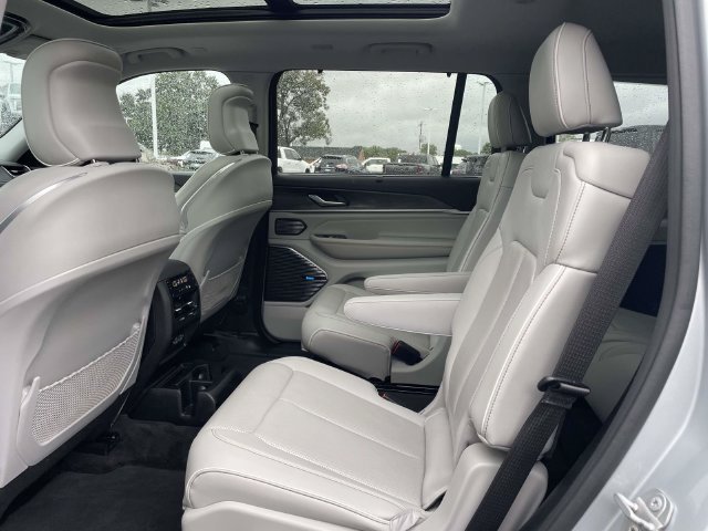 Used 2021 Jeep Grand Cherokee L Overland w/ Luxury Tech Group IV AWD/4WD image 12