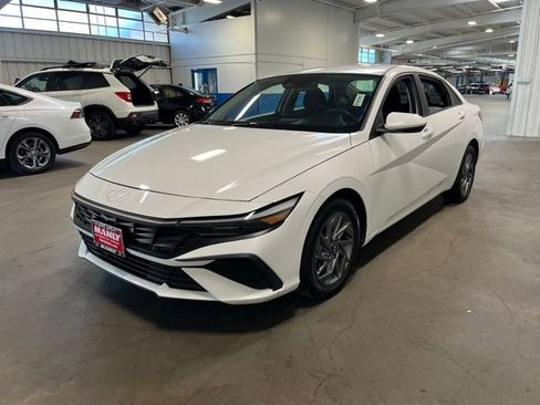 Used 2024 Hyundai Elantra SEL FWD image 7