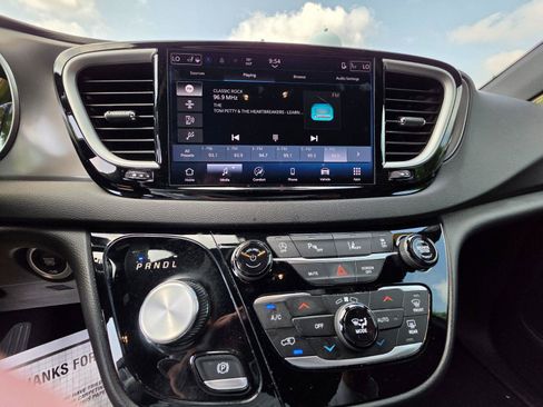 Used 2025 Chrysler Pacifica Select FWD image 12