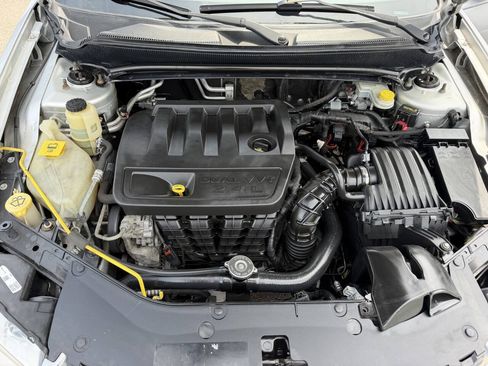 Used 2011 Dodge Avenger Lux FWD image 21