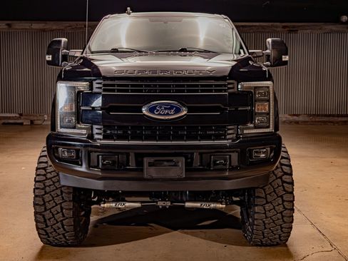 Used 2019 Ford F250 Lariat image 2