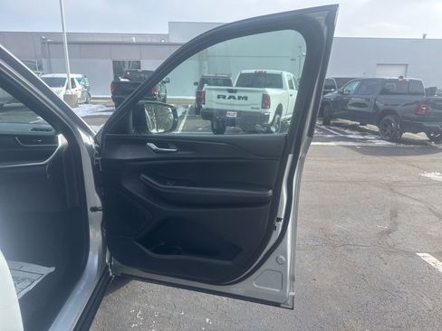 Used 2024 Jeep Grand Cherokee Altitude image 43