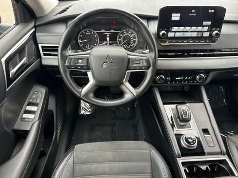 Used 2024 Mitsubishi Outlander SE Black Edition image 13