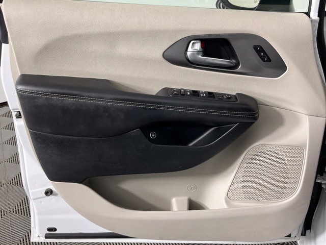 Used 2023 Chrysler Pacifica Touring-L FWD image 17