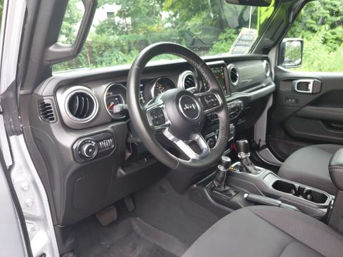 Used 2022 Jeep Wrangler Unlimited Sahara w/ LED Lighting Group AWD/4WD image 15