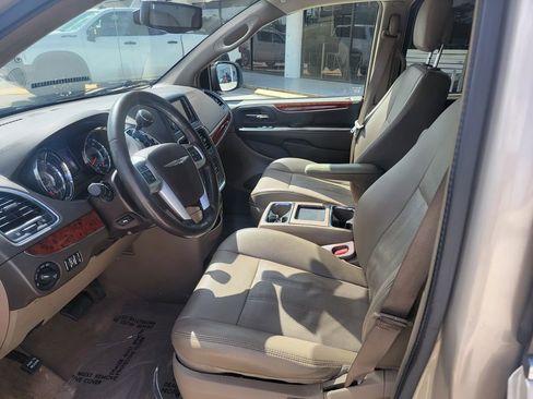 Used 2013 Chrysler Town & Country Touring-L w/ Entertainment Group #2 FWD image 11
