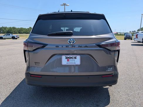 Used 2024 Toyota Sienna XLE FWD image 4