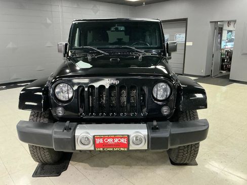 Used 2015 Jeep Wrangler Unlimited Sahara w/ Connectivity Group AWD/4WD image 8