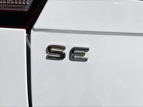 Used 2022 Volkswagen Tiguan SE AWD/4WD image 10