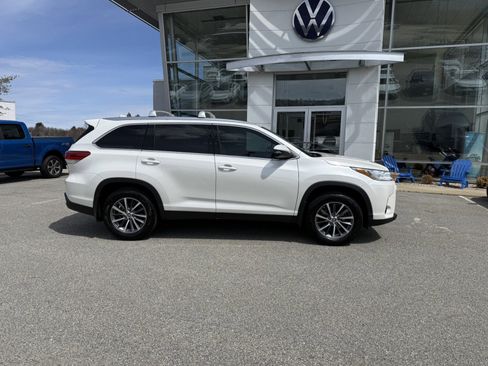 Used 2019 Toyota Highlander XLE image 2