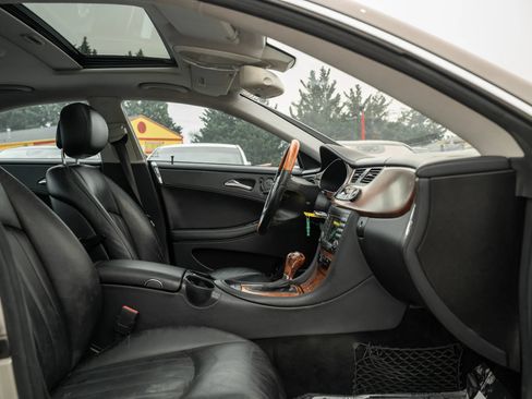 Used 2006 Mercedes-Benz CLS 500 w/ Entertainment Pkg image 11