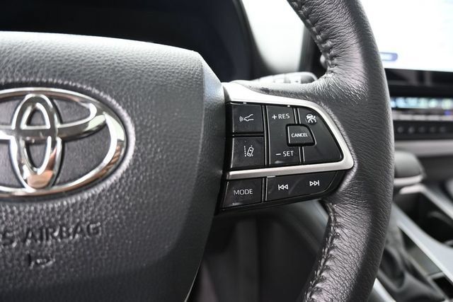 Used 2025 Toyota Sienna XLE FWD image 25