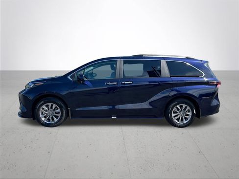 Used 2025 Toyota Sienna XLE AWD/4WD image 10