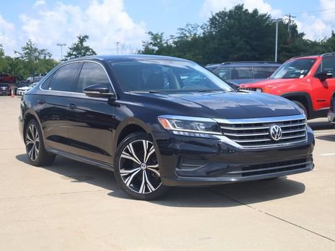 Used 2022 Volkswagen Passat 2.0T SE FWD image 2