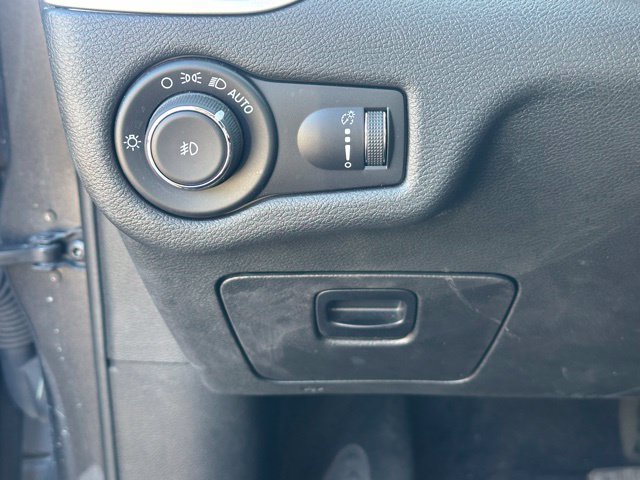 Used 2022 Jeep Cherokee Latitude AWD/4WD image 24