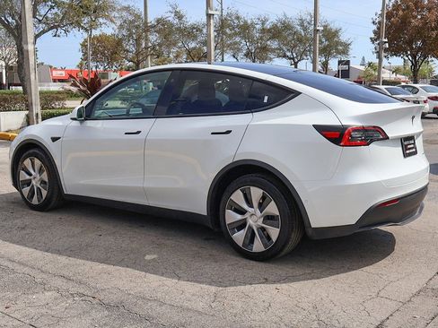 Used 2021 Tesla Model Y Long Range image 10