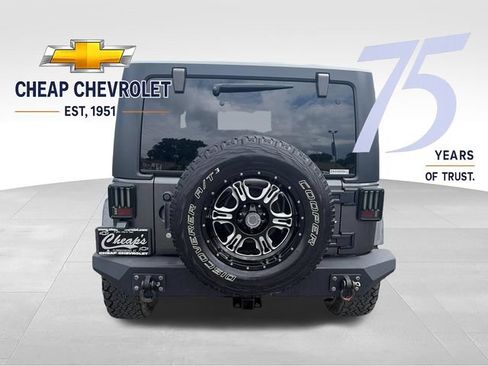 Used 2017 Jeep Wrangler Sahara w/ Connectivity Group AWD/4WD image 4
