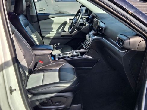 Used 2022 Ford Explorer XLT w/ Equipment Group 202A image 5