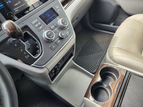 Used 2015 Toyota Sienna XLE w/ XLE Navigation Package FWD image 21