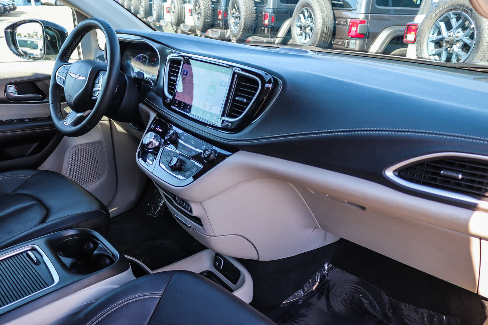 Used 2024 Chrysler Pacifica Limited FWD image 16