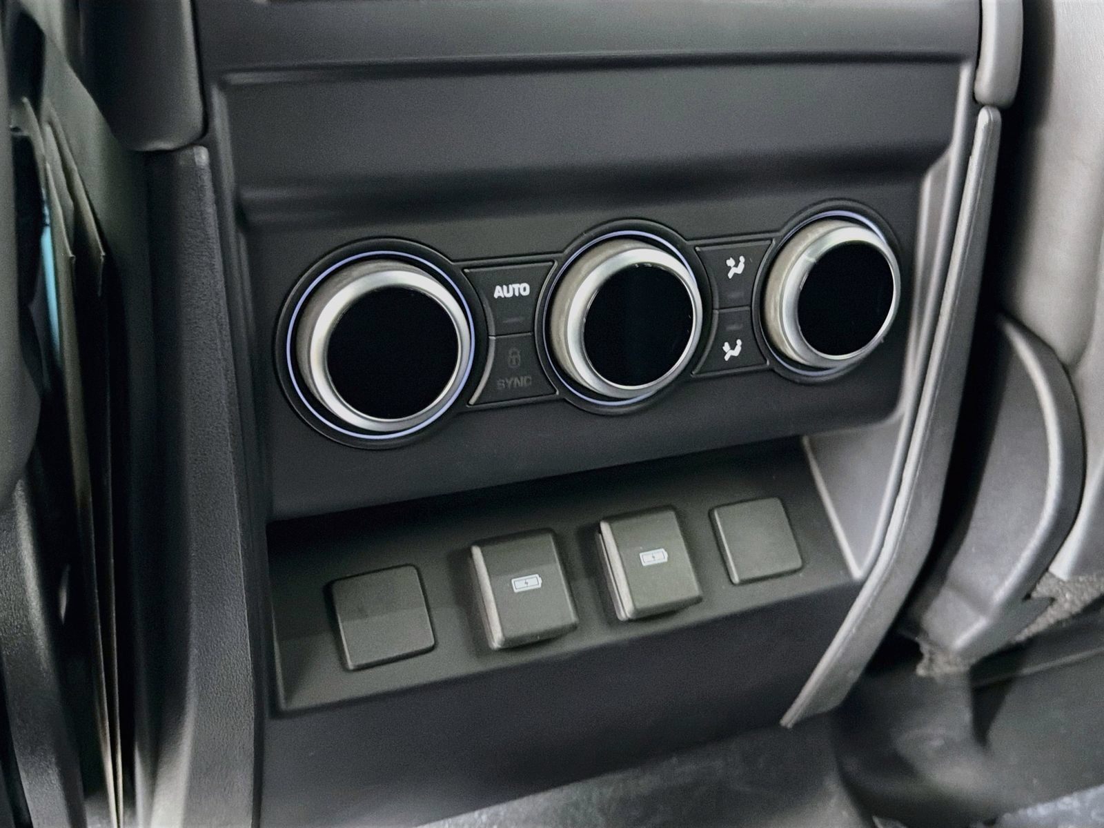 Used 2023 Land Rover Defender 110 X-Dynamic SE AWD/4WD image 25